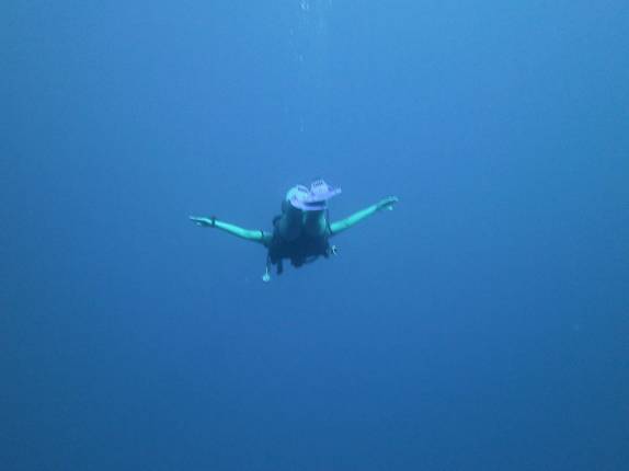 Voando sobre um penhasco de mais de 2 km no Marilyn's Cut, em Little Cayman, nas Ilhas Caiman